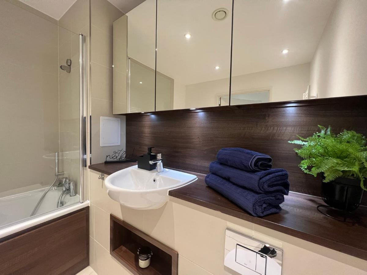 Modern 2Br 2Ba Apt Wparking Sleeps 6 Comfortably 런던 외부 사진